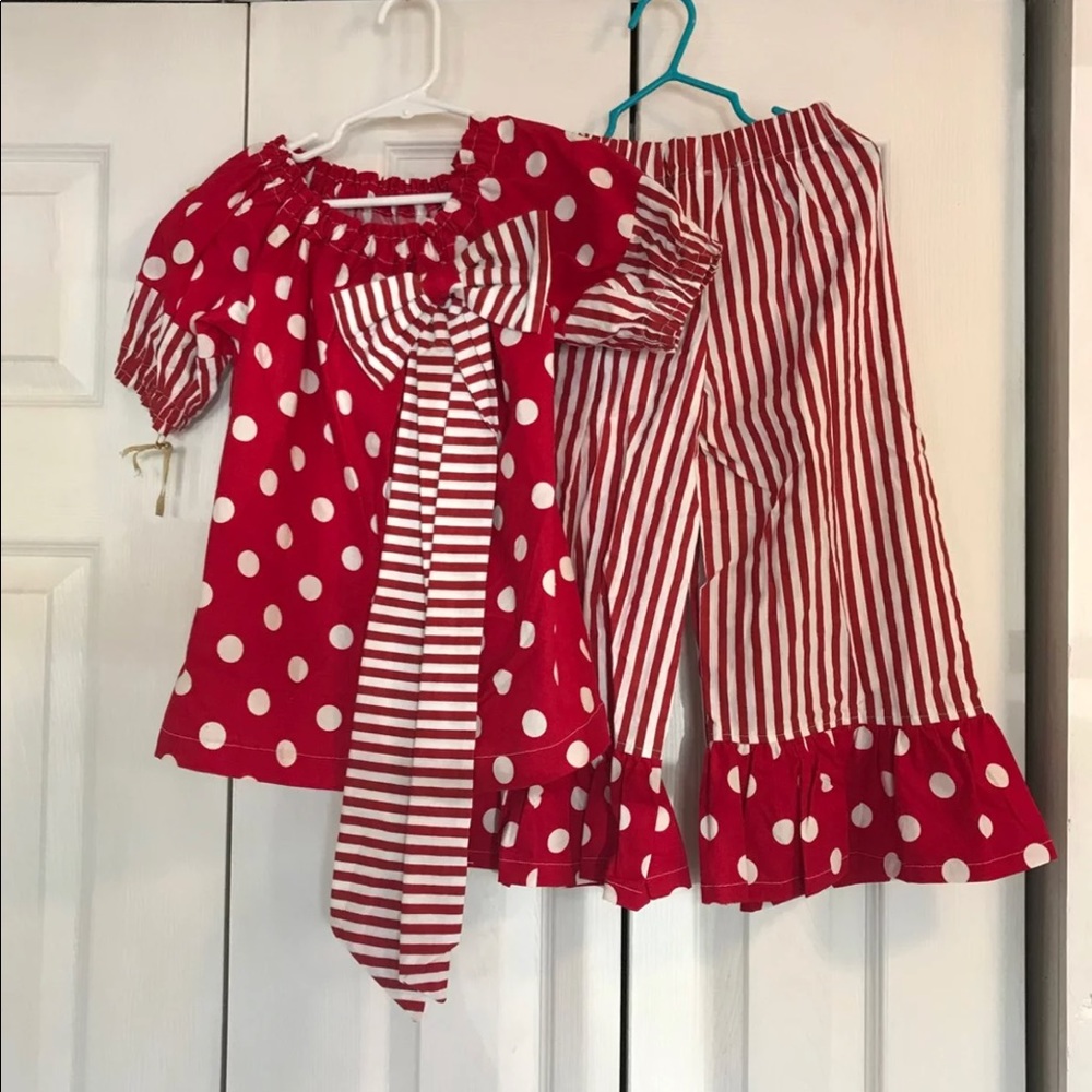 4/5 super cute boutique outfit ! NWOT